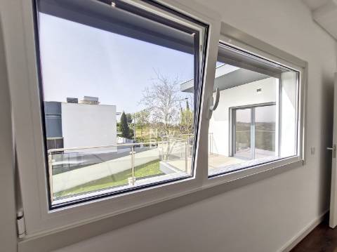 Moradia T4+1 com Piscina em Cascais. Nova construção. Localização privilegiada em zona residencial