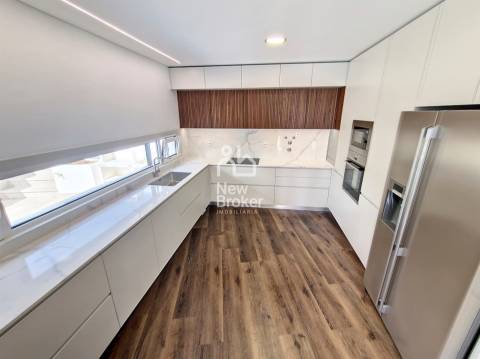 Moradia T4+1 com Piscina em Cascais. Nova construção. Localização privilegiada em zona residencial