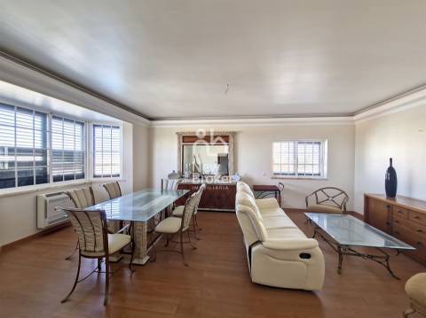 Moradia T4+1, com Piscina , Vista para o Mar e Serra