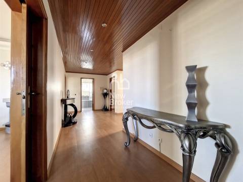 Moradia T4+1, com Piscina , Vista para o Mar e Serra