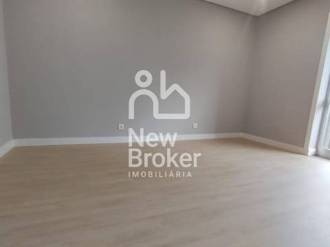 Apartamento T4 para venda em Maximinos, Braga, com garagem.