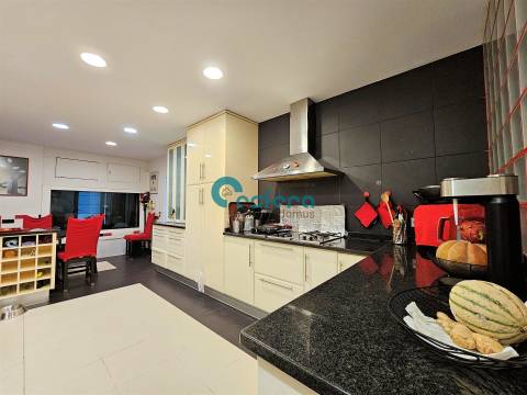 Moradia T5 com Piscina Coberta e Apartamento Independente em Aveleda, Vila do Conde