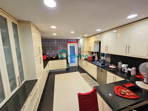 Moradia T5 com Piscina Coberta e Apartamento Independente em Aveleda, Vila do Conde