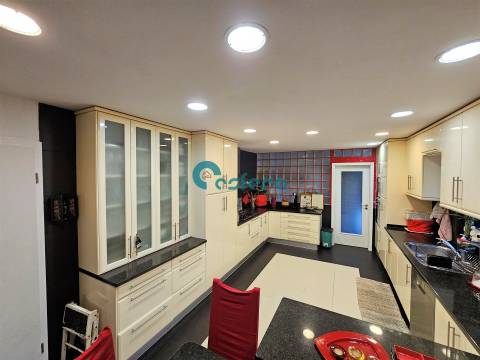 Moradia T5 com Piscina Coberta e Apartamento Independente em Aveleda, Vila do Conde