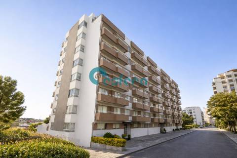 Apartamento T2+1 com Varandas e Garagem em Santa Marinha, Gaia, Porto