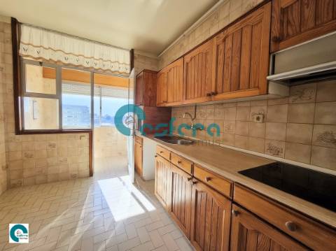 Apartamento T2+1 com Varandas e Garagem em Santa Marinha, Gaia, Porto