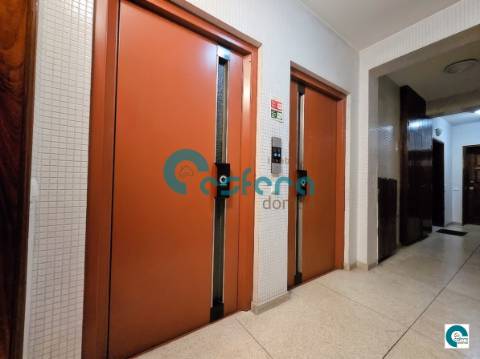 Apartamento T2+1 com Varandas e Garagem em Santa Marinha, Gaia, Porto