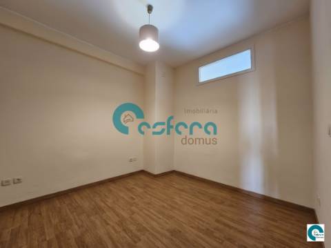 Apartamento T2+1 com Varandas e Garagem em Santa Marinha, Gaia, Porto
