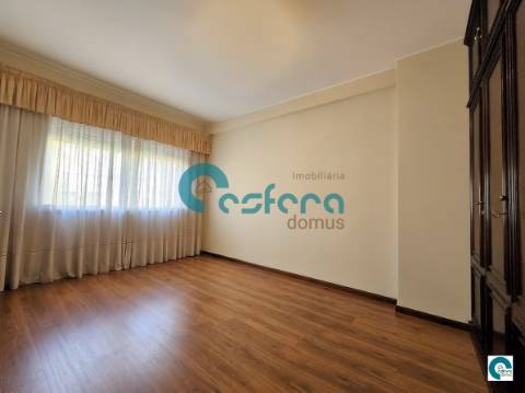 Apartamento T2+1 com Varandas e Garagem em Santa Marinha, Gaia, Porto