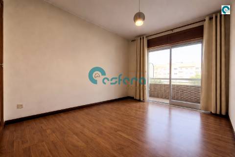 Apartamento T2+1 com Varandas e Garagem em Santa Marinha, Gaia, Porto
