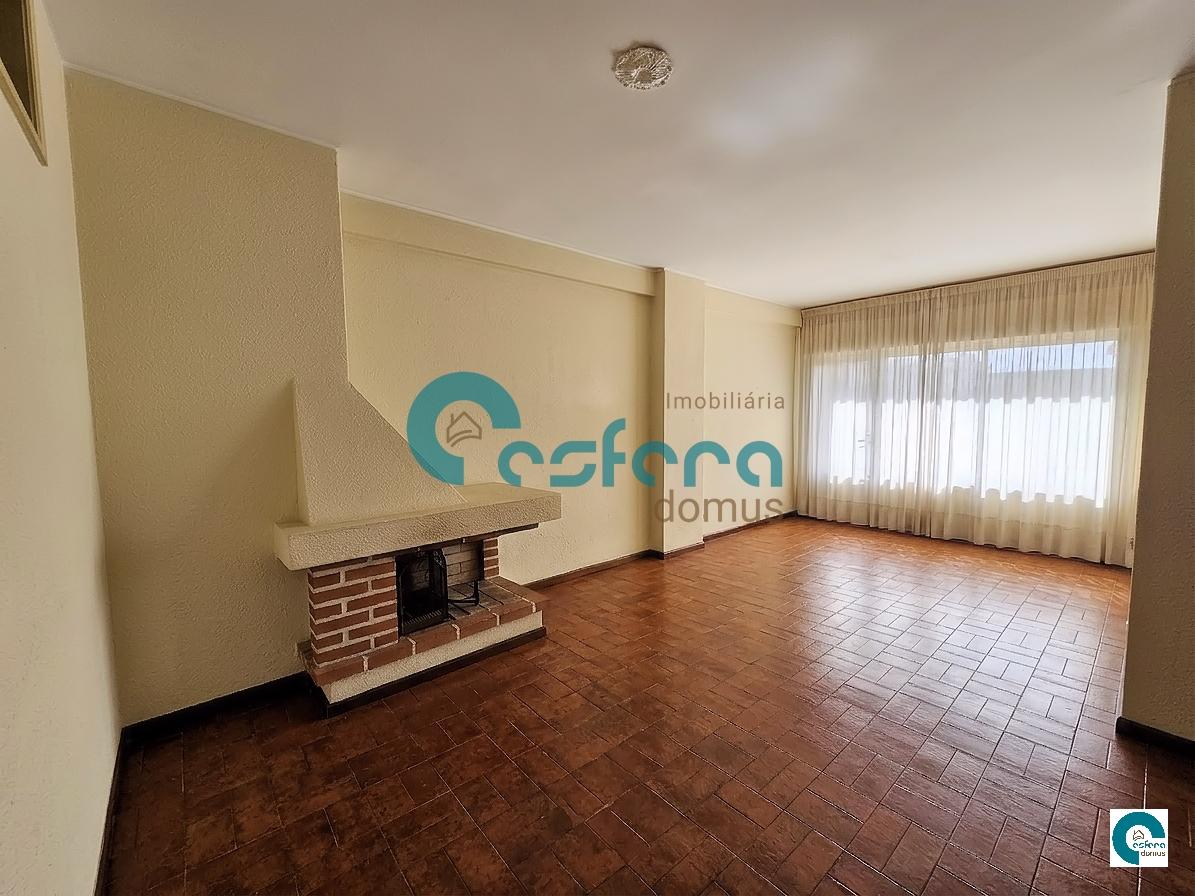 Apartamento T2+1 com Varandas e Garagem em Santa Marinha, Gaia, Porto