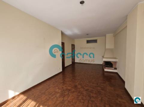 Apartamento T2+1 com Varandas e Garagem em Santa Marinha, Gaia, Porto