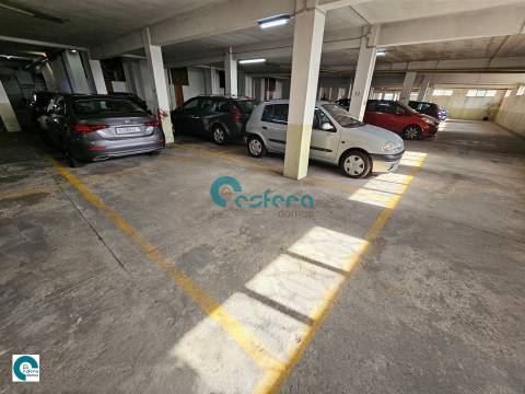 Apartamento T2+1 com Varandas e Garagem em Santa Marinha, Gaia, Porto