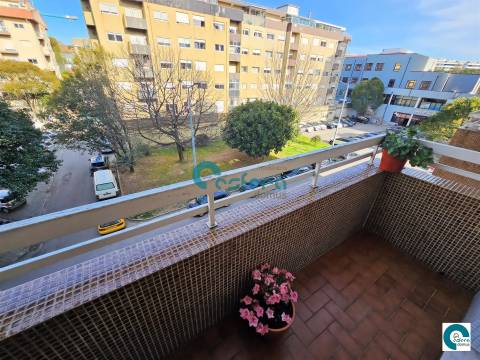 Apartamento T2+1 com Varandas e Garagem em Santa Marinha, Gaia, Porto
