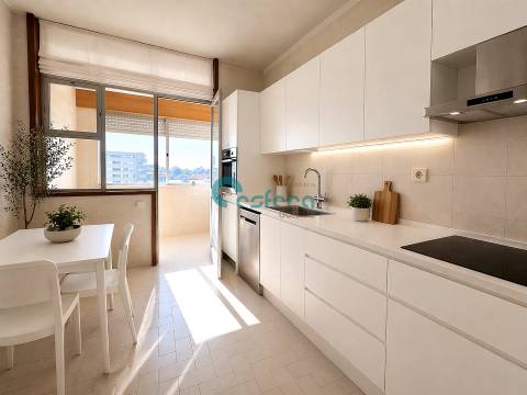 Apartamento T3 com Varandas e Garagem em Santa Marinha, Gaia, Porto