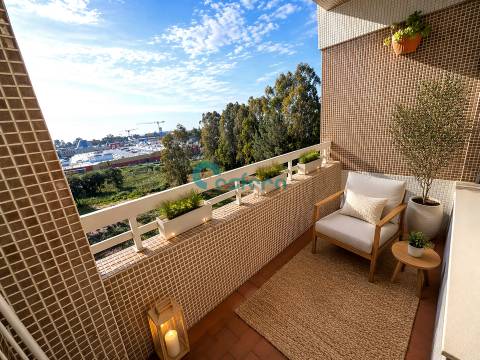 Apartamento T3 com Varandas e Garagem em Santa Marinha, Gaia, Porto