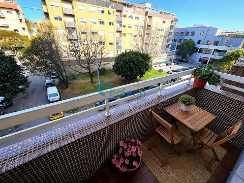 Apartamento T3 com Varandas e Garagem em Santa Marinha, Gaia, Porto