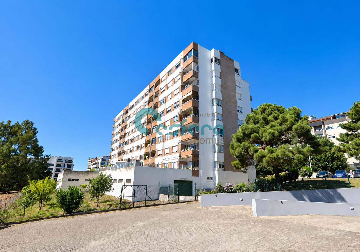 Apartamento T3 com Varandas e Garagem em Santa Marinha, Gaia, Porto