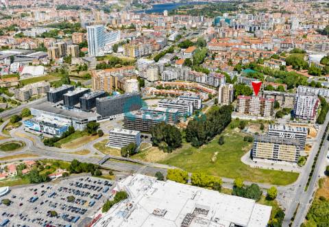 Apartamento T3 com Varandas e Garagem em Santa Marinha, Gaia, Porto