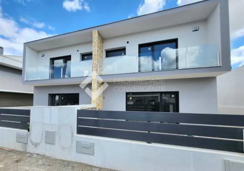Moradia Geminada T4 Venda em Fernão Ferro,Seixal