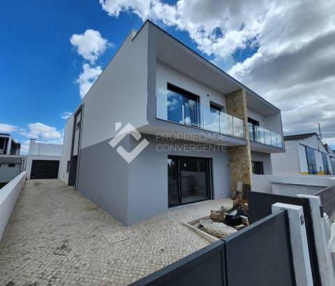 Moradia Geminada T4 Venda em Fernão Ferro,Seixal
