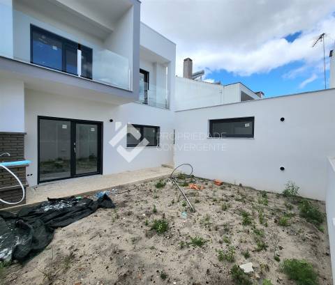 Moradia Geminada T4 Venda em Fernão Ferro,Seixal