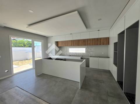 Moradia T4 Isolada com piscina - Azeitão