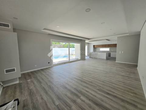 Moradia T4 Isolada com piscina - Azeitão