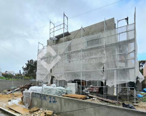 Moradia T4 com piscina - Charneca de Caparica