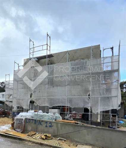 Moradia T4 com piscina - Charneca de Caparica