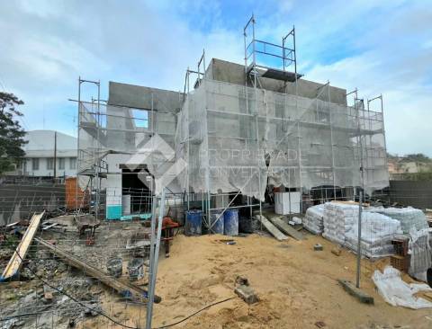 Moradia T4 com piscina - Charneca de Caparica