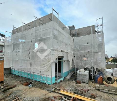 Moradia T4 com piscina - Charneca de Caparica