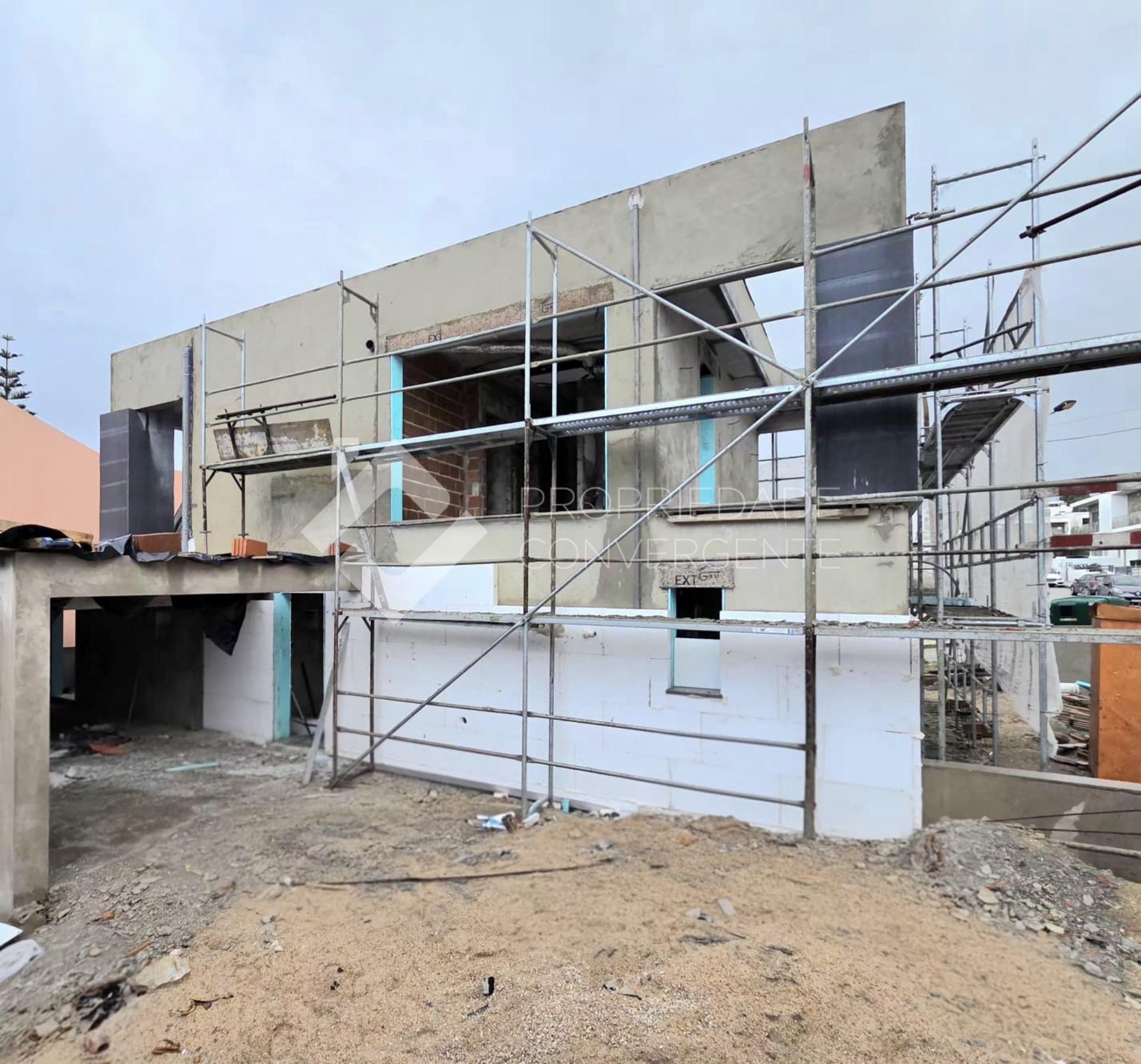 Moradia T4 com piscina - Charneca de Caparica