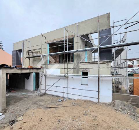 Moradia T4 com piscina - Charneca de Caparica