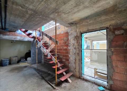 Moradia T4 com piscina - Charneca de Caparica