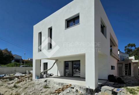 Moradia T4 com piscina - Charneca de Caparica