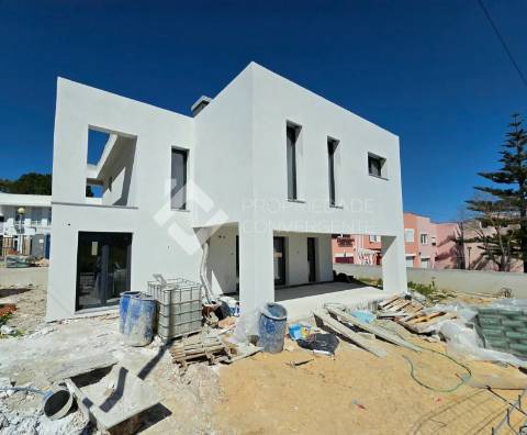 Moradia T4 com piscina - Charneca de Caparica