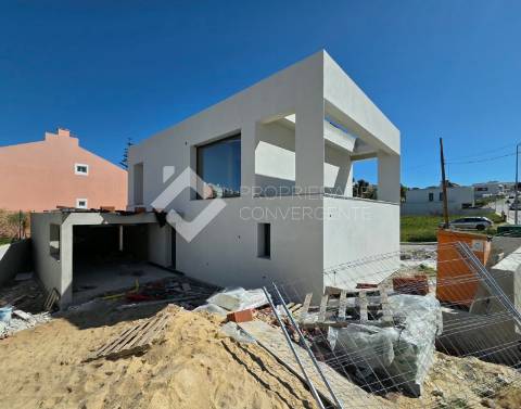 Moradia T4 com piscina - Charneca de Caparica