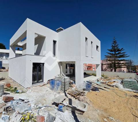 Moradia T4 com piscina - Charneca de Caparica