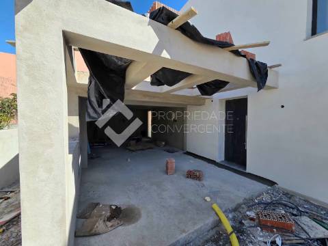 Moradia T4 com piscina - Charneca de Caparica