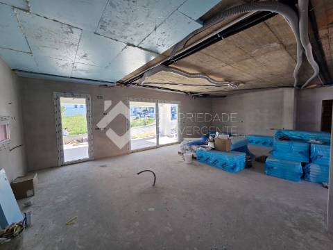 Moradia T4 com piscina - Charneca de Caparica