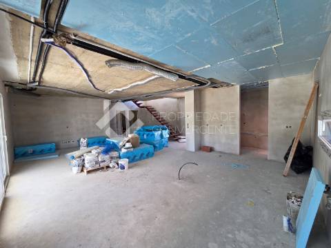 Moradia T4 com piscina - Charneca de Caparica