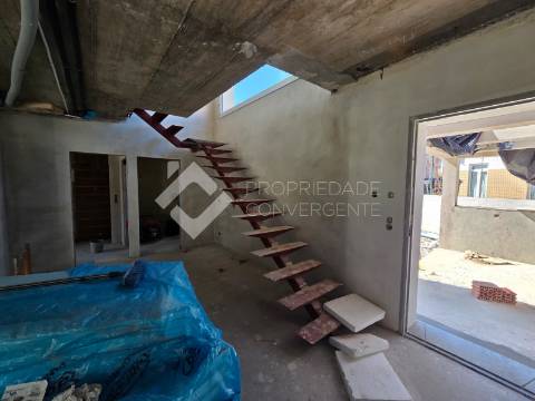 Moradia T4 com piscina - Charneca de Caparica