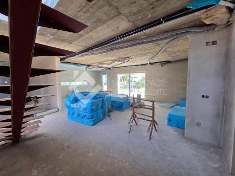 Moradia T4 com piscina - Charneca de Caparica