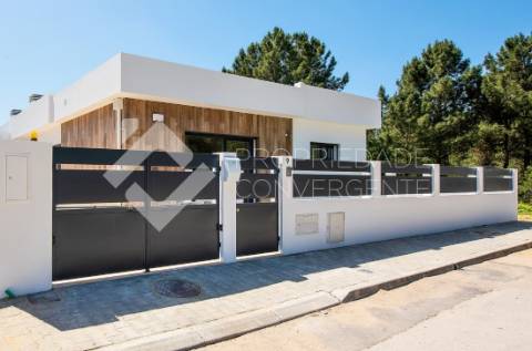 Moradia Isolada Térrea T3 com piscina - Fernão Ferro