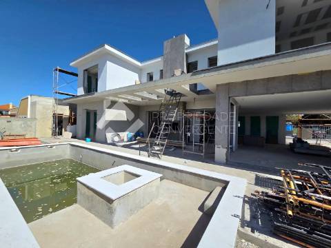 Moradia Isolada T5 com piscina - Azeitão