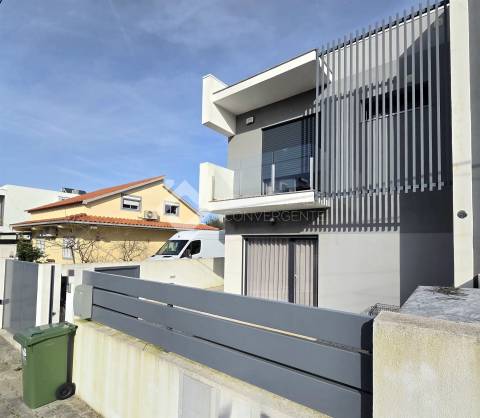 Moradia Geminada T4 - Fernão Ferro