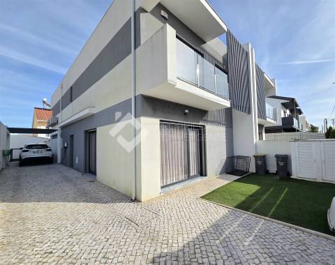 Moradia Geminada T4 - Fernão Ferro