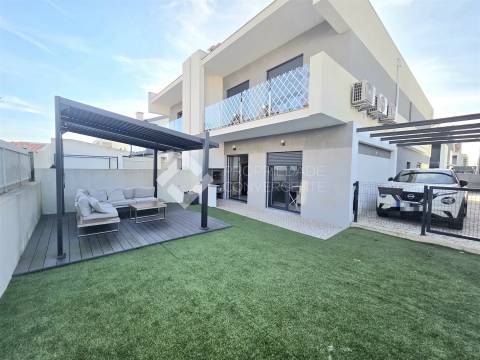 Moradia Geminada T4 - Fernão Ferro