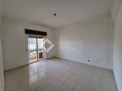 Apartamento T2 (para remodelar) - Azeitão